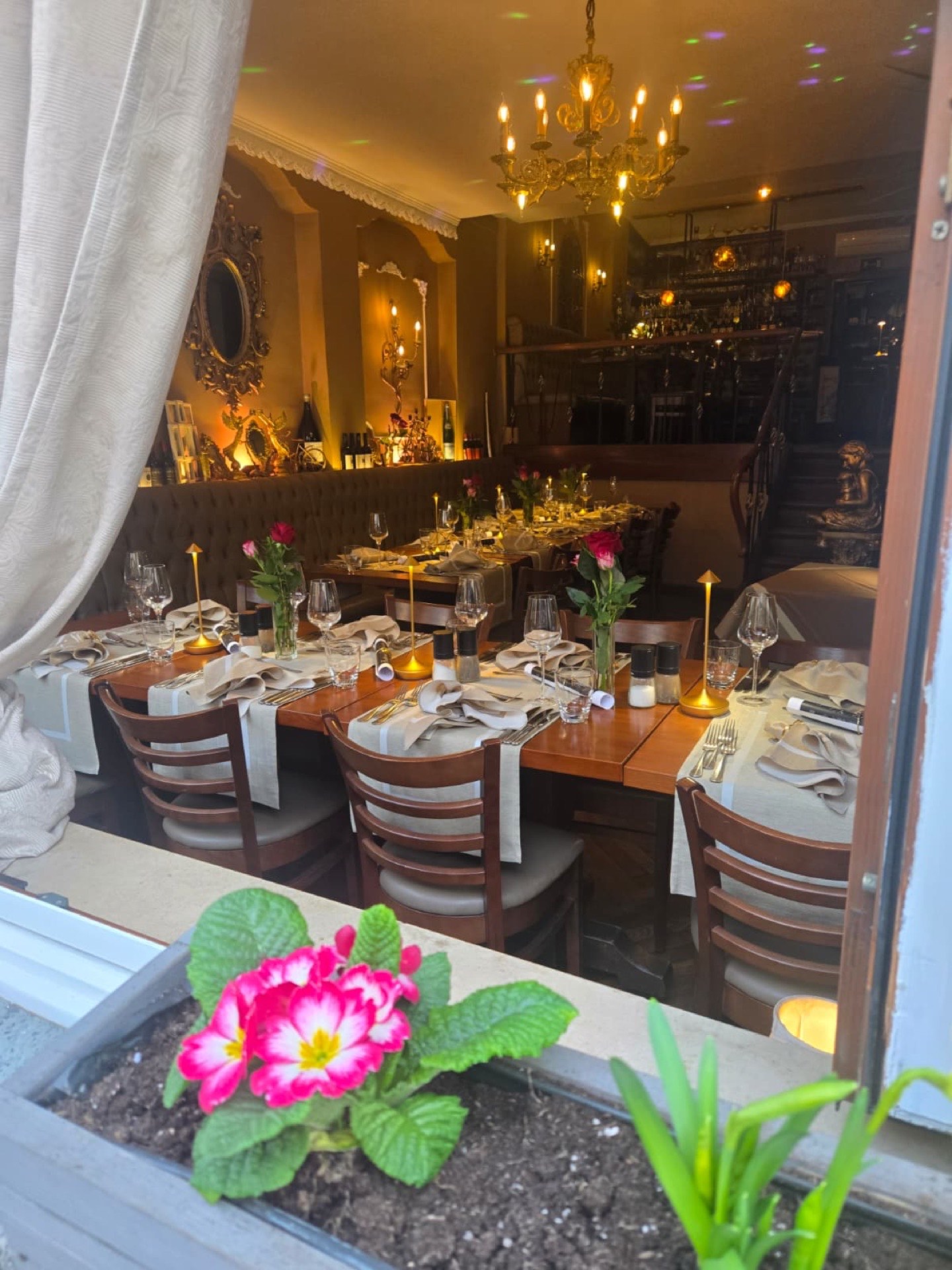 Blick durch das Fenster in die festliche Trattoria
