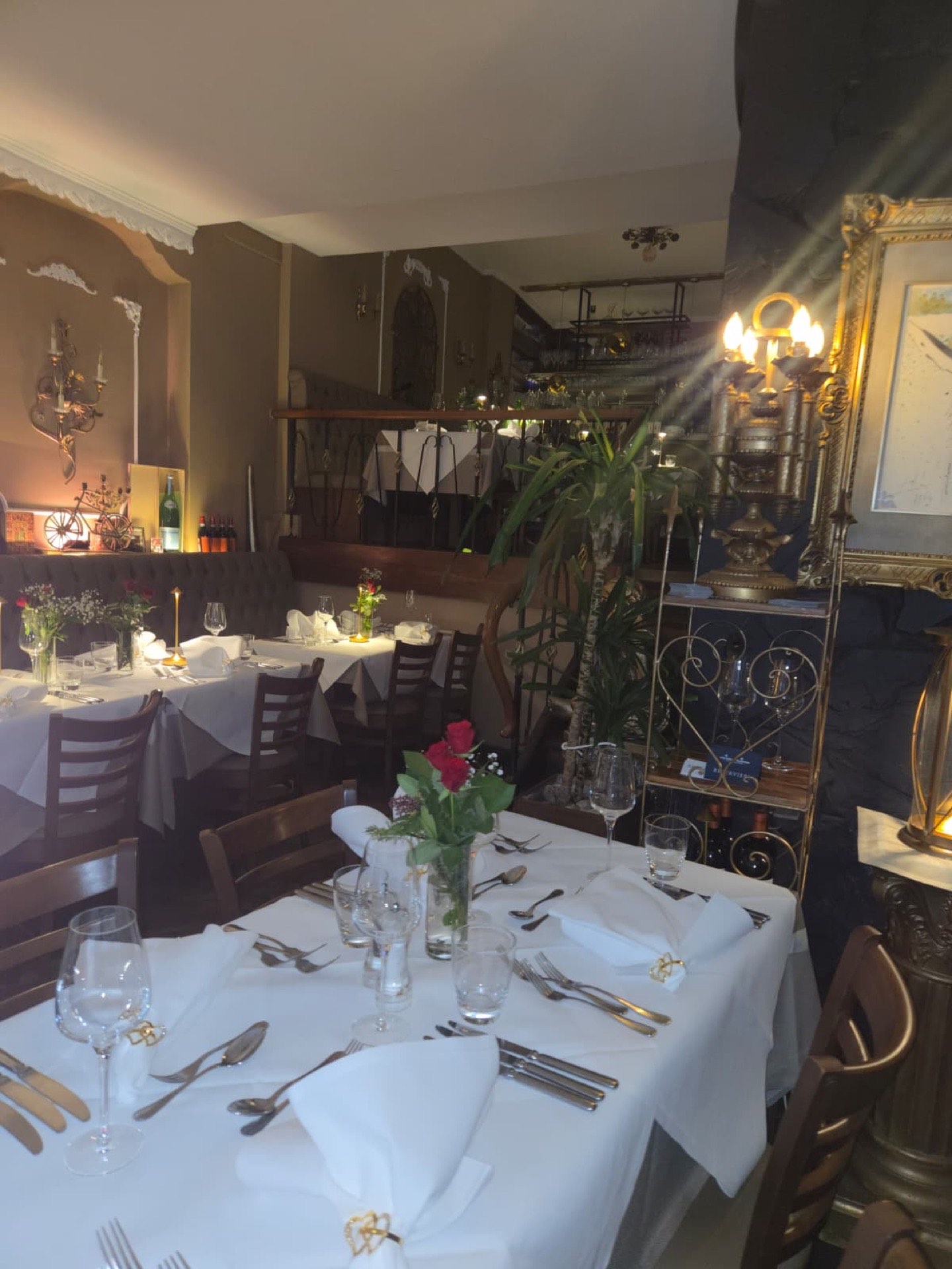 Liebevoll gedeckter Tisch mit Rosen