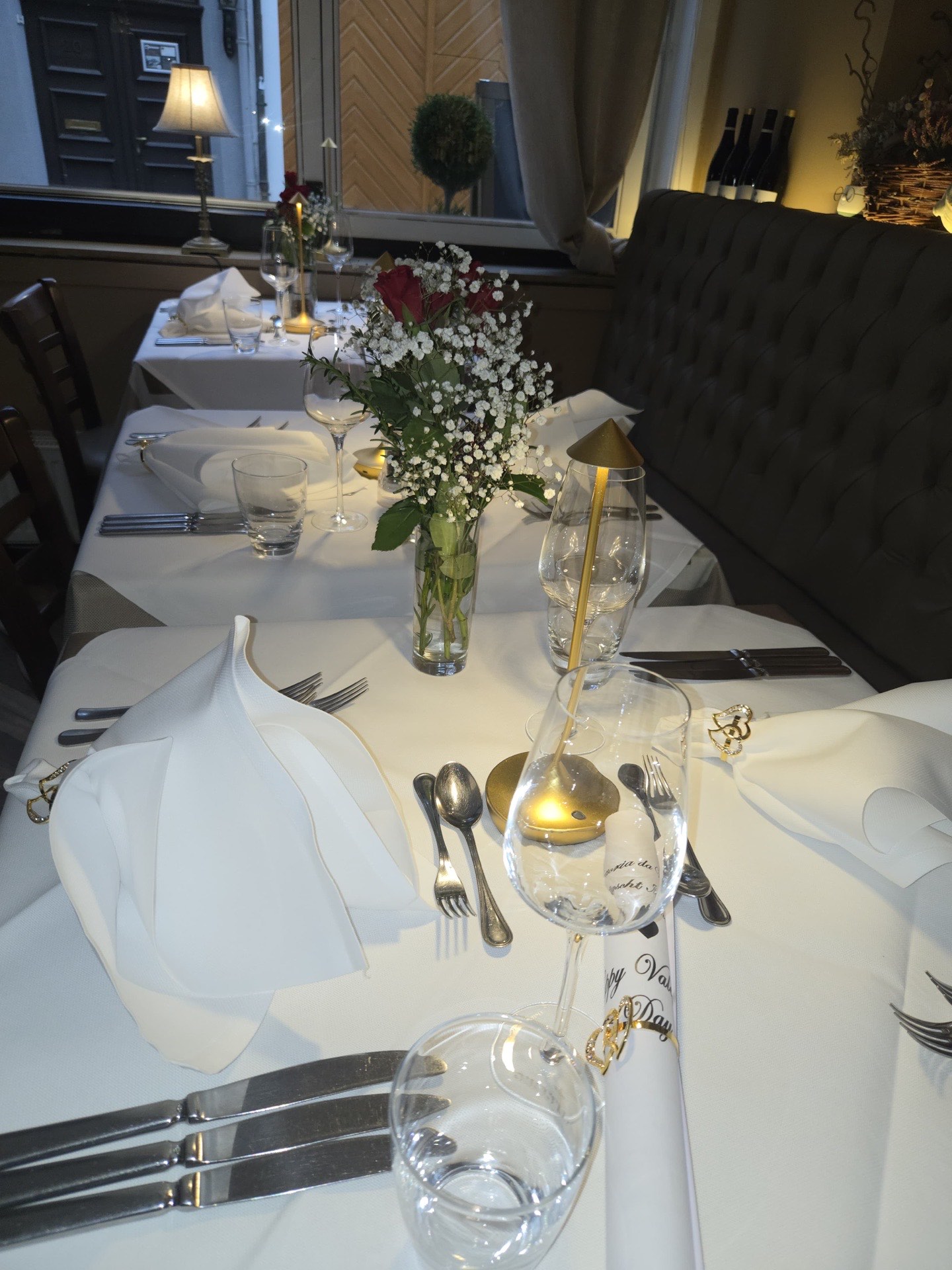 Liebevoll gedeckter Tisch